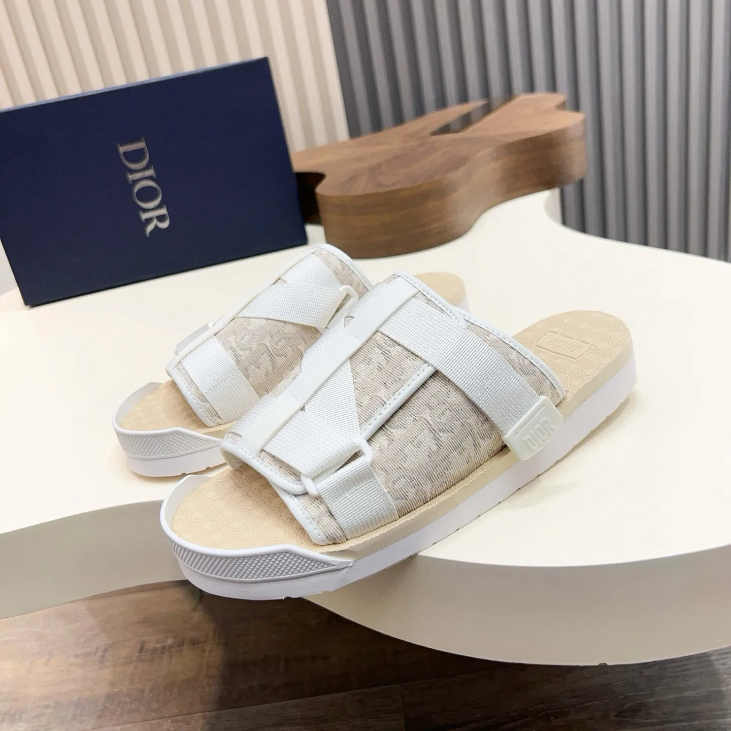 Factory price: 280💰Dior Alias ​​men's leather slippers. This Alias ​​sandal is a new summer product, showing a casual and elegant style. Carefully crafted from grained cow leather and Oblique printed fabric, with cowhide lining! Cross-strap design with metal-clad brass CD Diamond logo. The imported cowhide leather and rubber sole adds sophistication and comfort, while Oblique print-effect anti-slip panels add style. Size: 38-44 (45 customized)